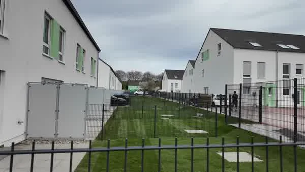Reihenhaussiedlung Duisburg Außenanlagen – Rollrasen & Zaunbau – Brüder Berisha Garten- und Landschaftsbau